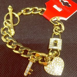 Chain bracelet with charms. Gold